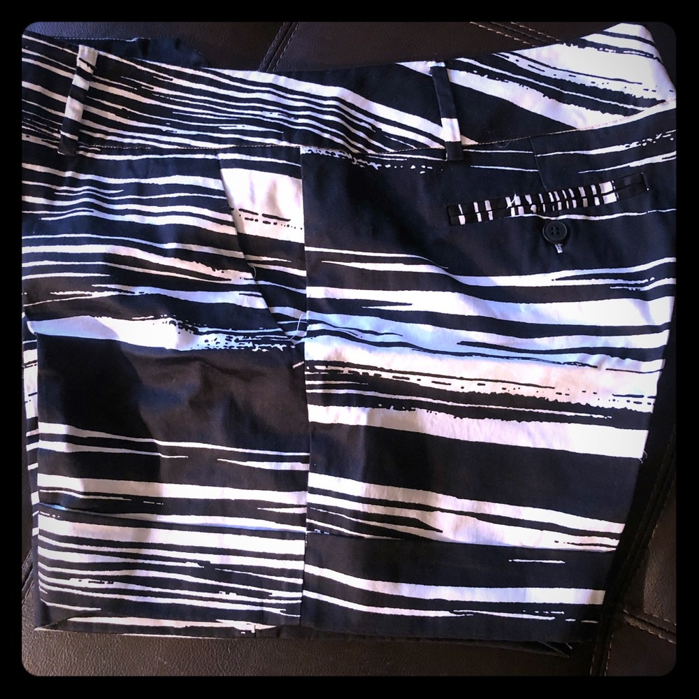 NWOT Black & White 4” shorts NY & Co